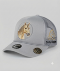 Gorra Trucker Torito Western | Bordado Caballo Dorado | Gris